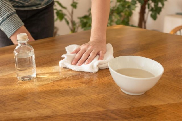 Comment nettoyer un meuble en bois avec du vinaigre blanc