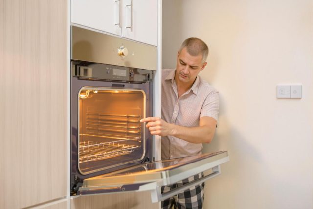 Mon four fait disjoncter interrupteur différentiel : causes et solutions
